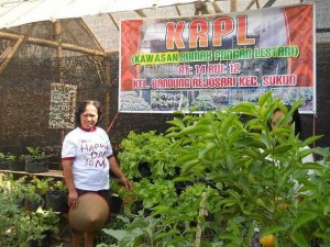 Ibu Sugeng di Kebun KRPL Kel. Bandungrejosari