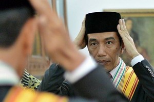 Presiden Joko Widodo bersiap sebelum pemotretan foto resmi di Istana Merdeka, Jakarta, Kamis (23/10